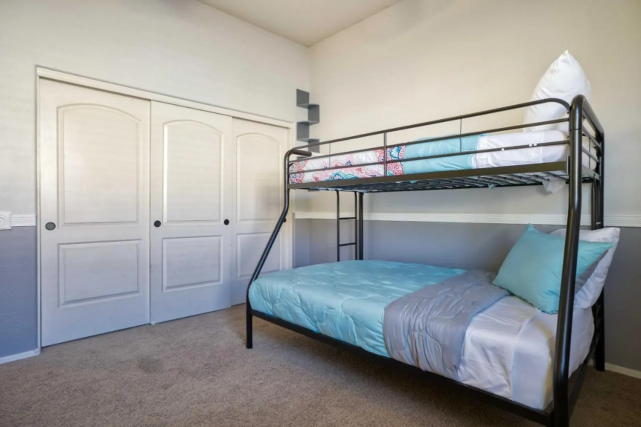 Holiday home Modern Paradise: King Bed + Ev Charger +Pool Table Goodyear