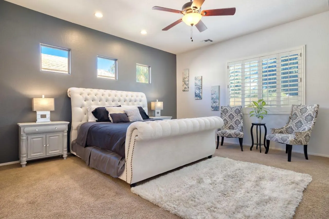 Modern Paradise: King Bed + Ev Charger +Pool Table Goodyear Holiday home