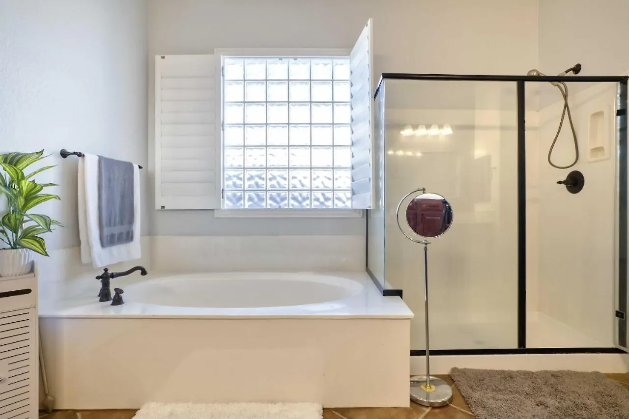 Modern Paradise: King Bed + Ev Charger +Pool Table Goodyear 0*,