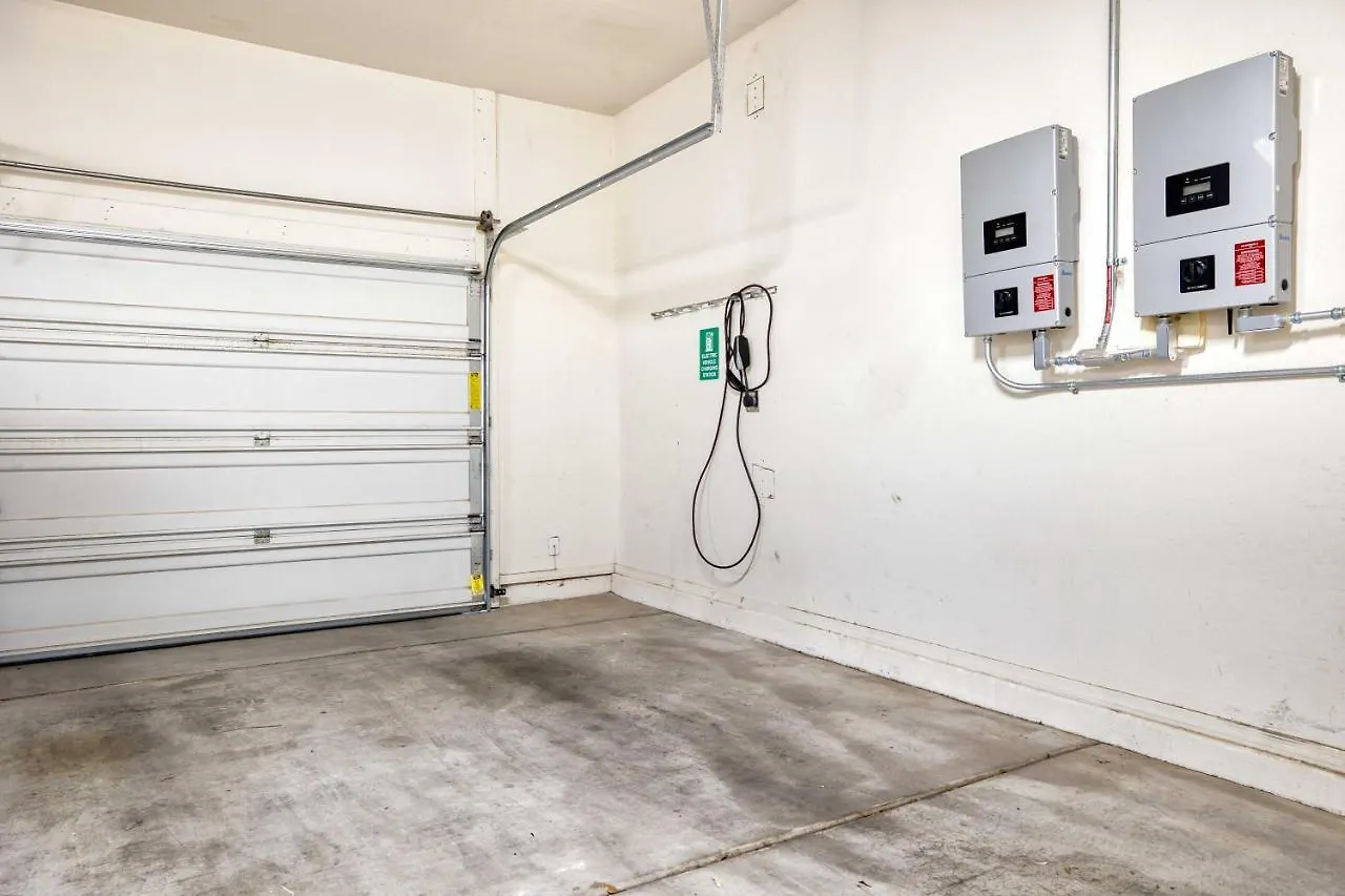 Modern Paradise: King Bed + Ev Charger +Pool Table Goodyear Holiday home